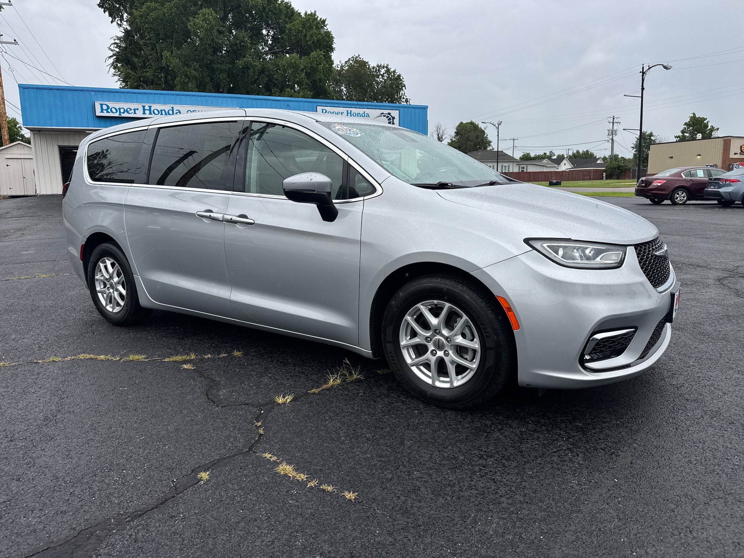 2023 Chrysler Pacifica Touring L's photo