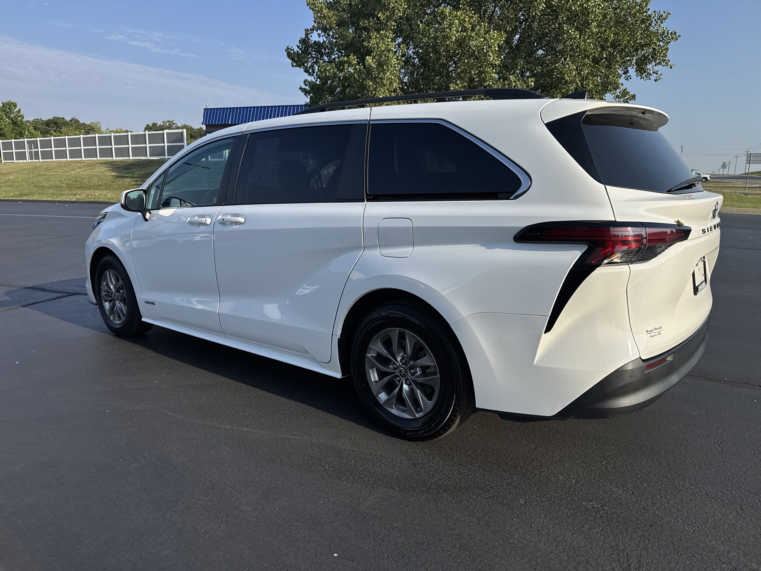 2021 Toyota Sienna LE photo 3