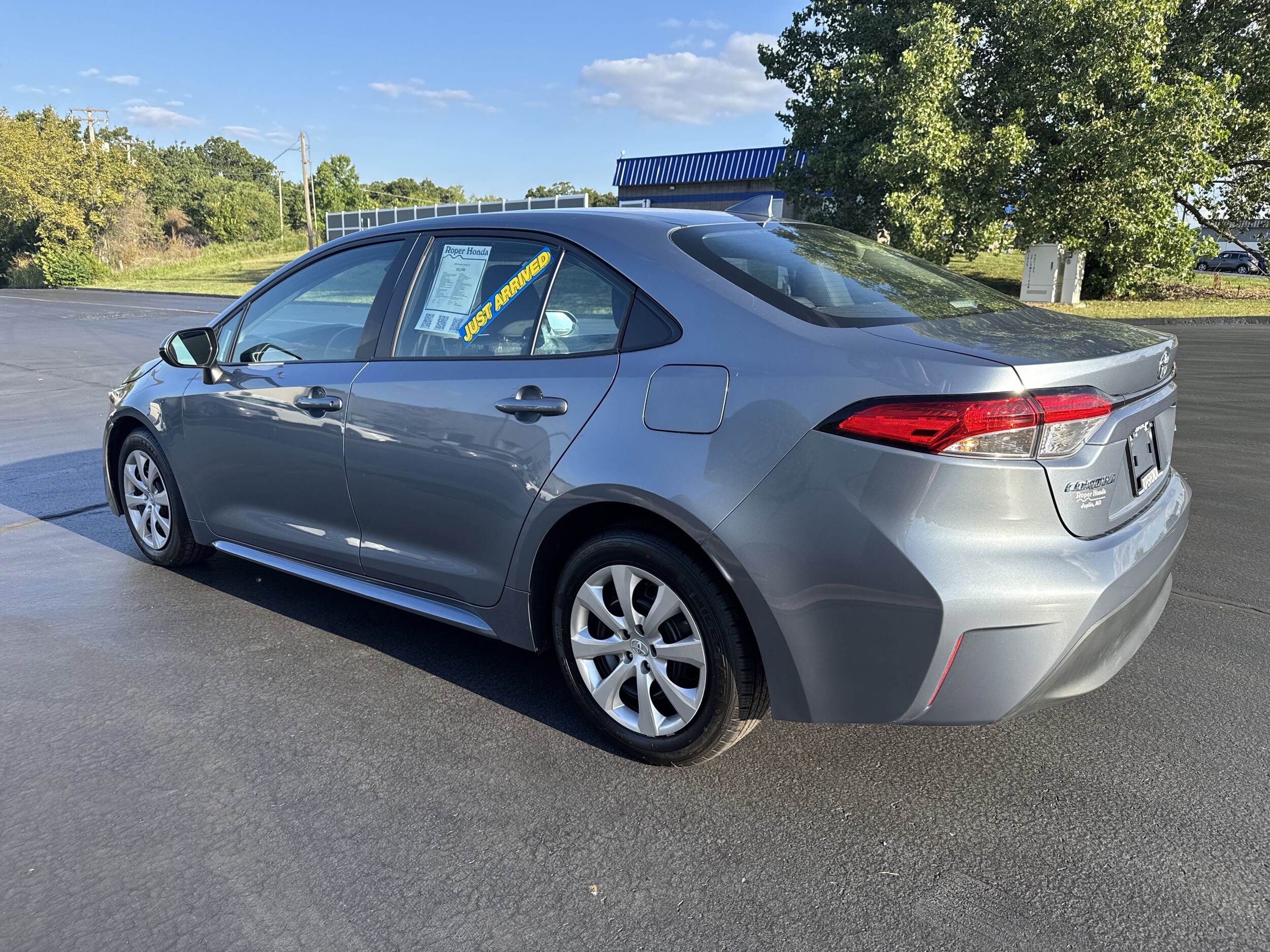2023 Toyota Corolla LE photo 3