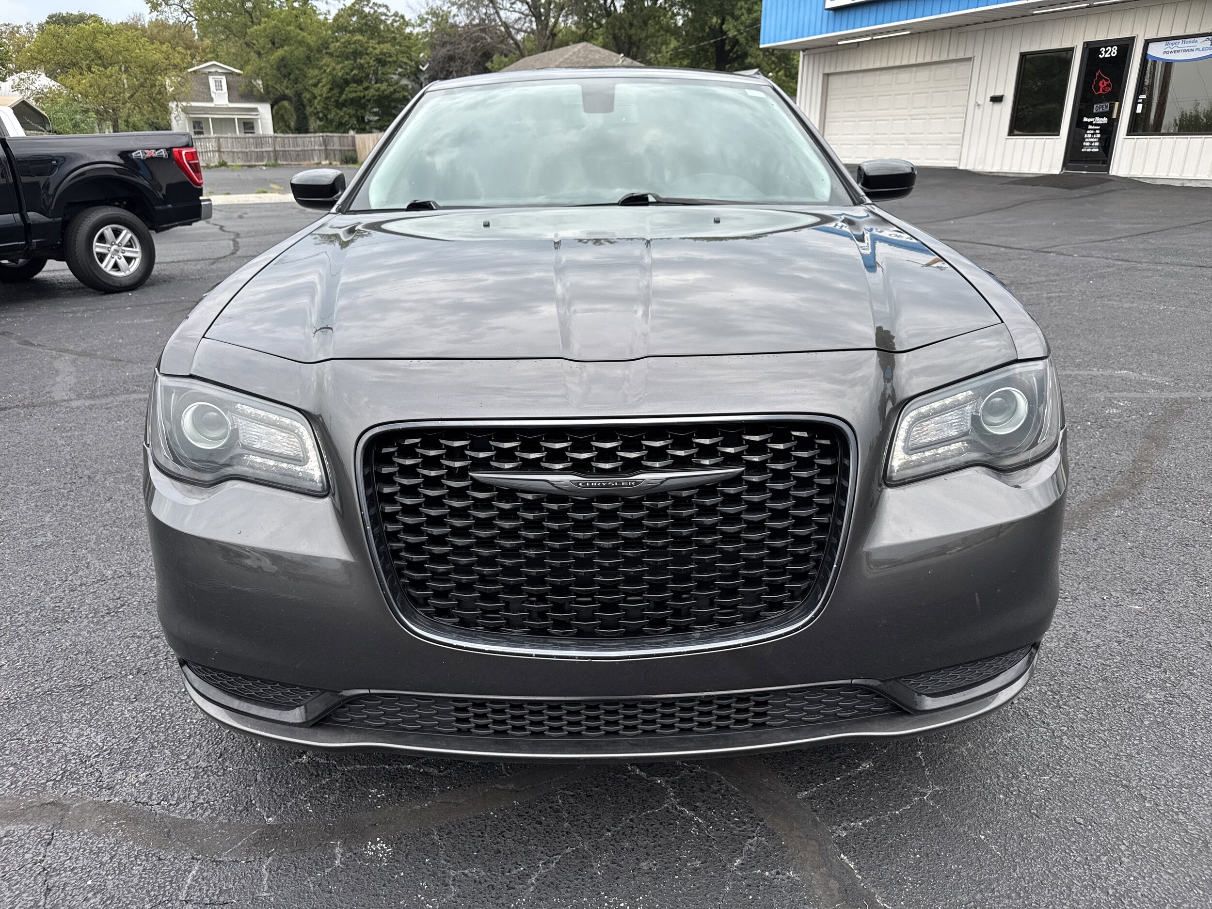 2021 Chrysler 300 Touring photo 2