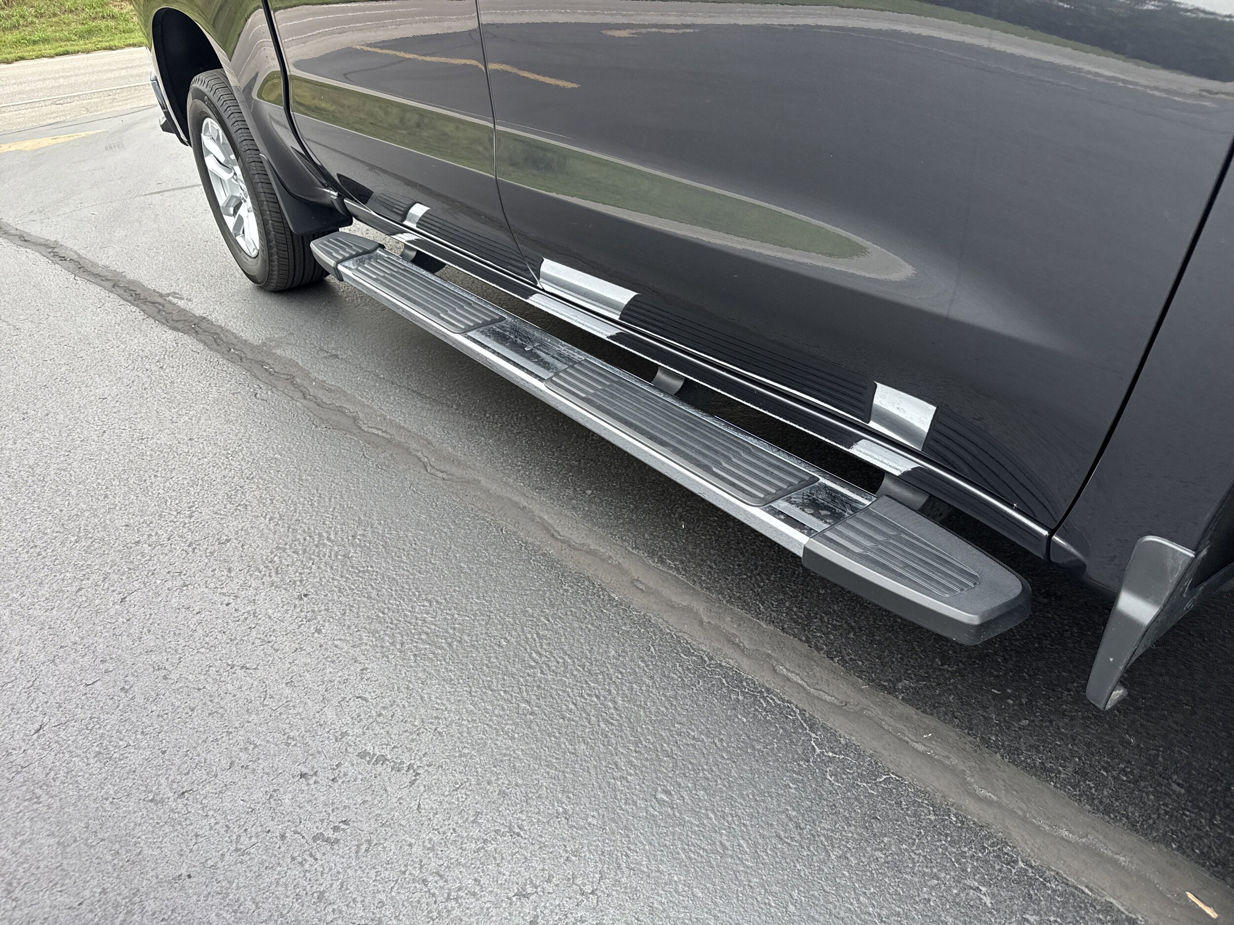 2024 Chevrolet Silverado 1500 RST photo 2