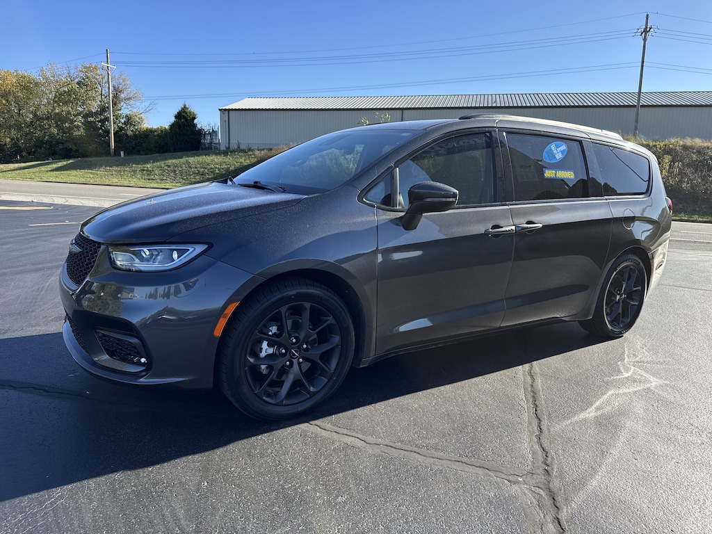 Used 2023 Chrysler Pacifica Touring L Van Passenger Van