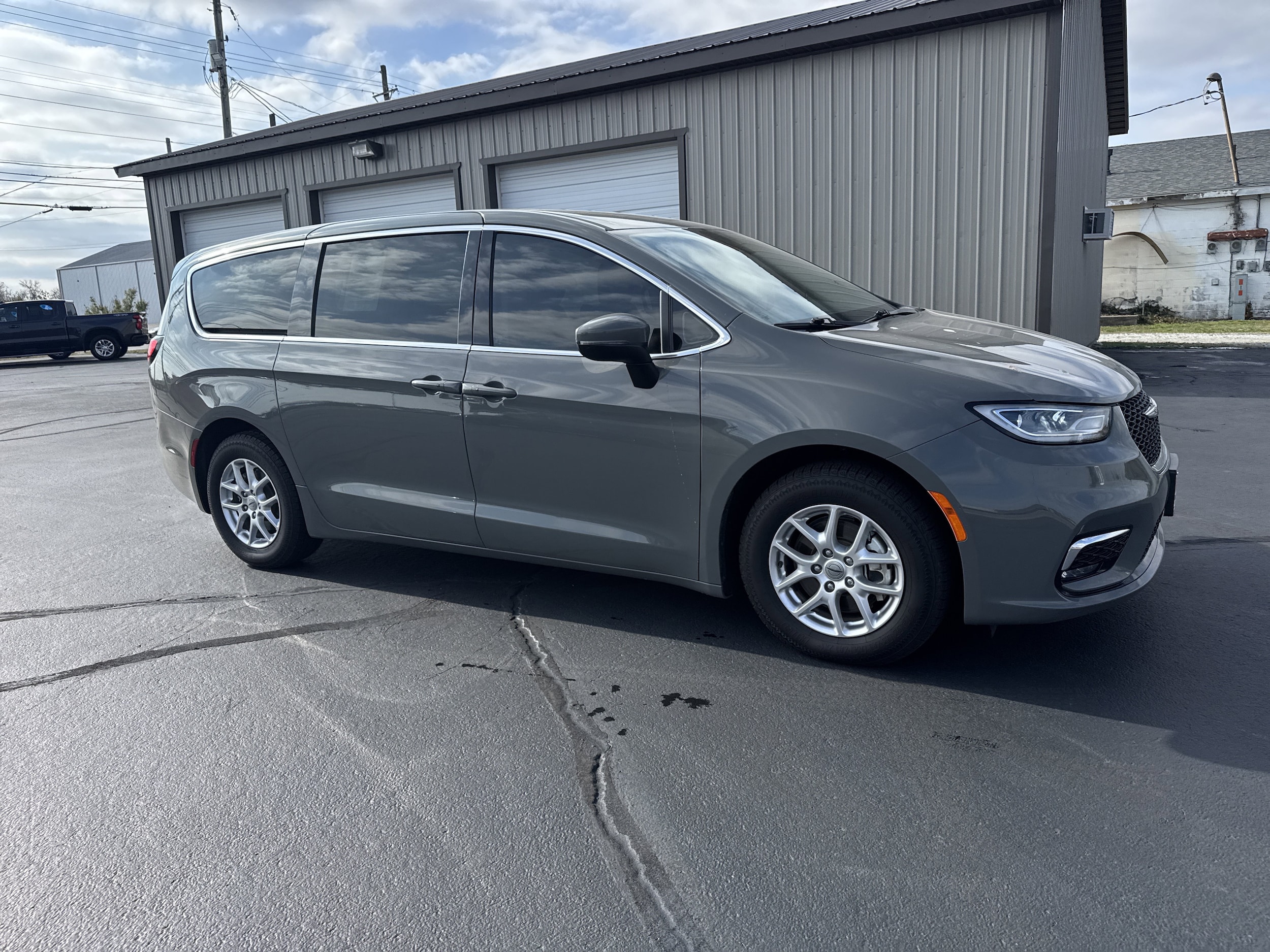 2023 Chrysler Pacifica Touring L's photo