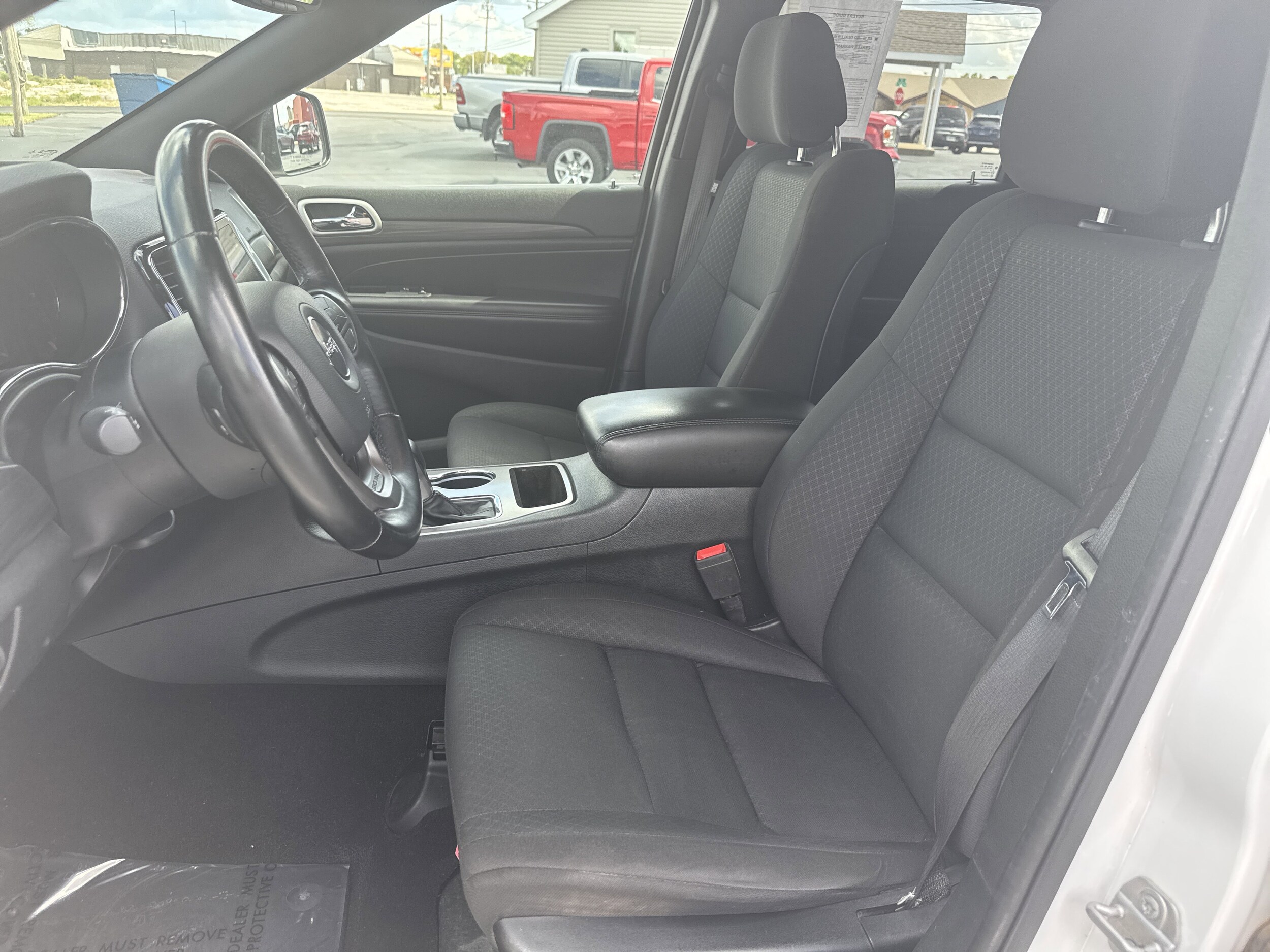 2020 Jeep Grand Cherokee Laredo photo 2
