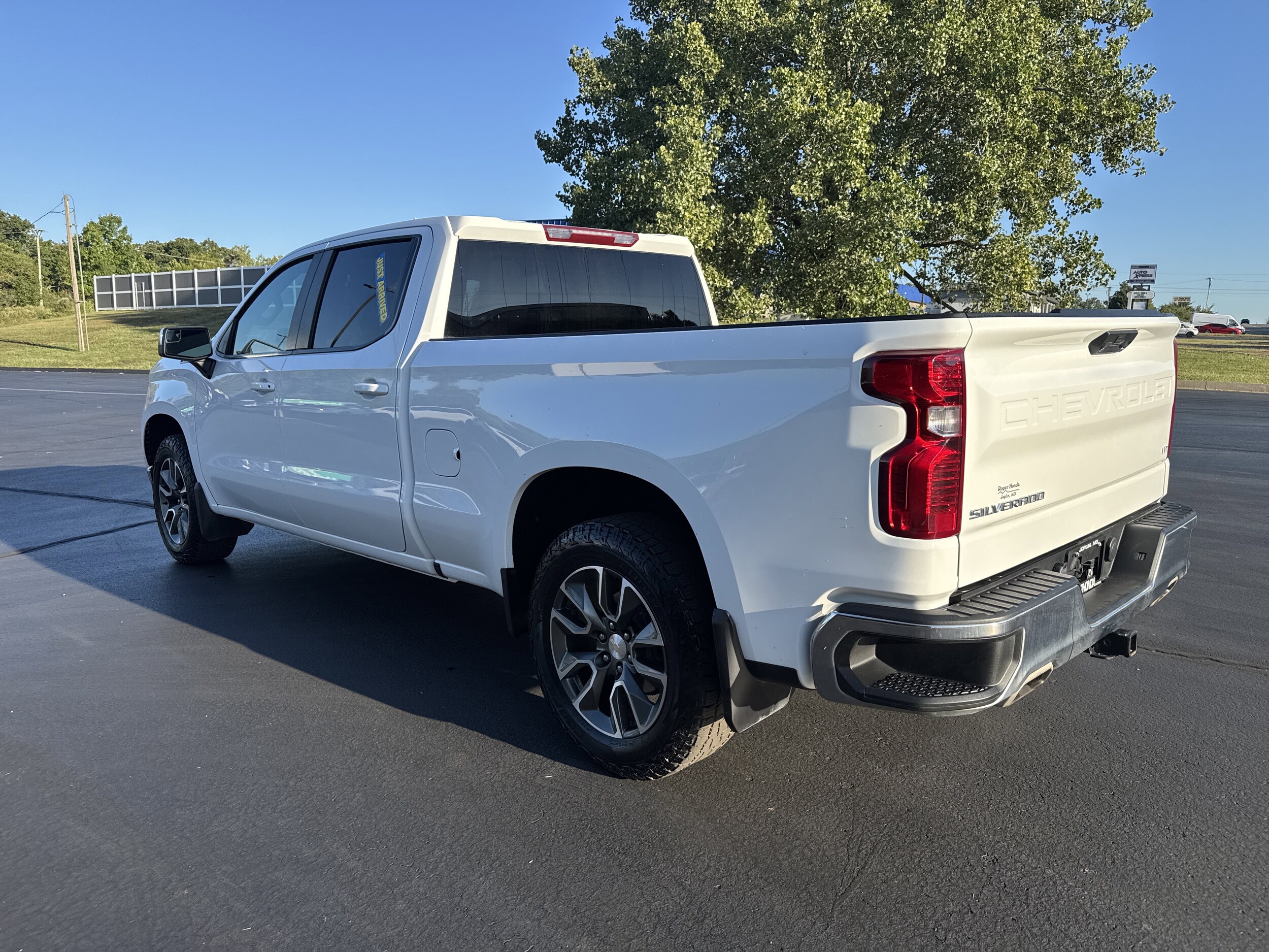 2023 Chevrolet Silverado 1500 LT photo 2