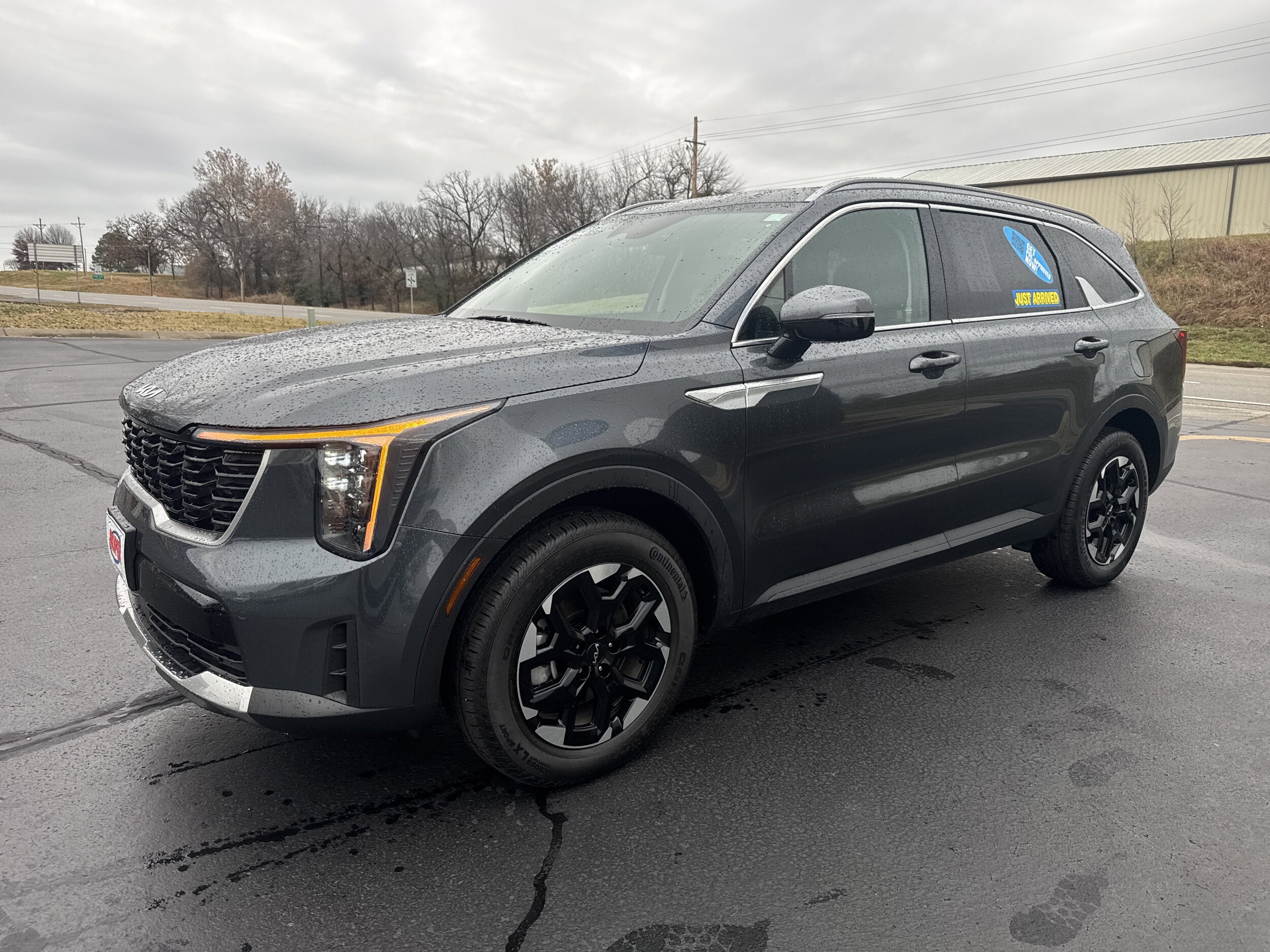 2024 Kia Sorento S photo 2