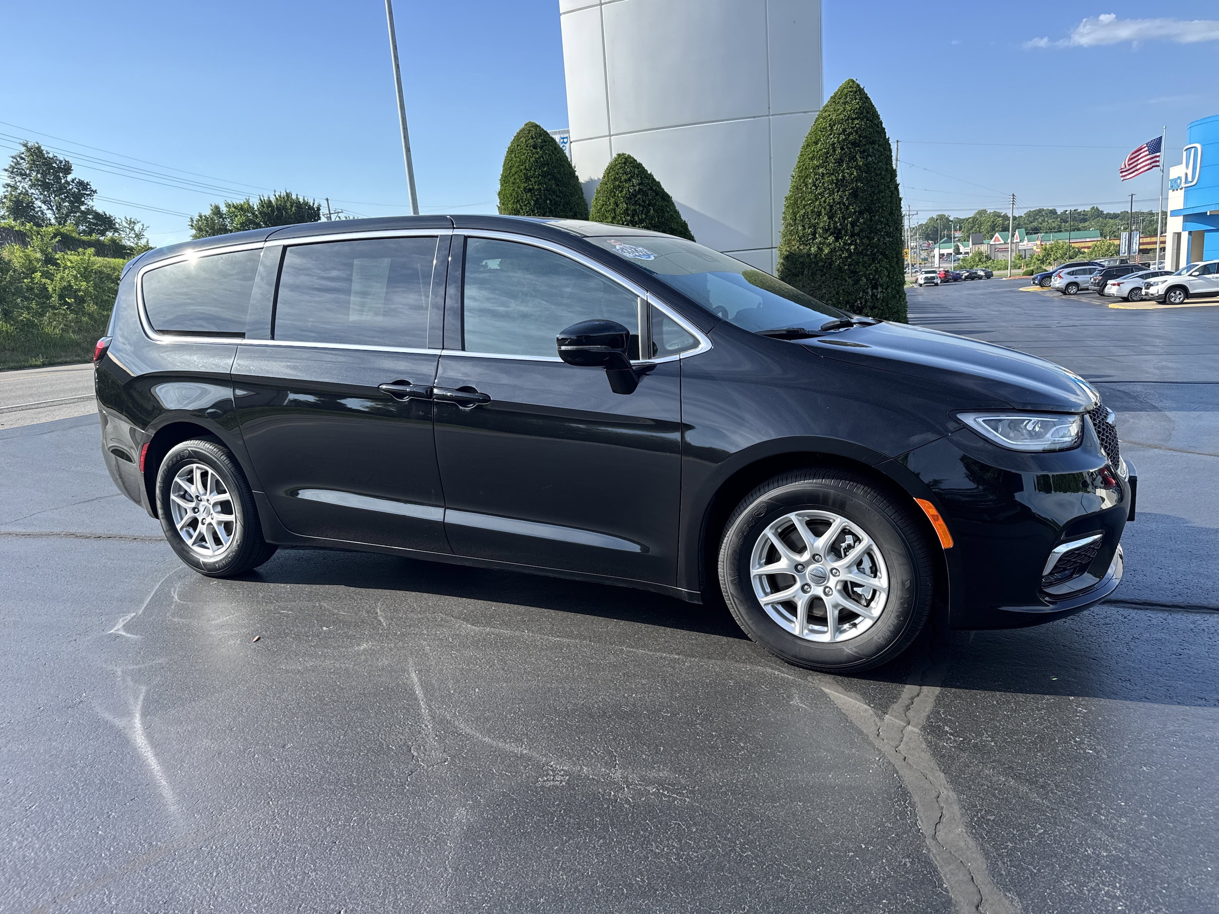 2025 Chrysler Pacifica's photo
