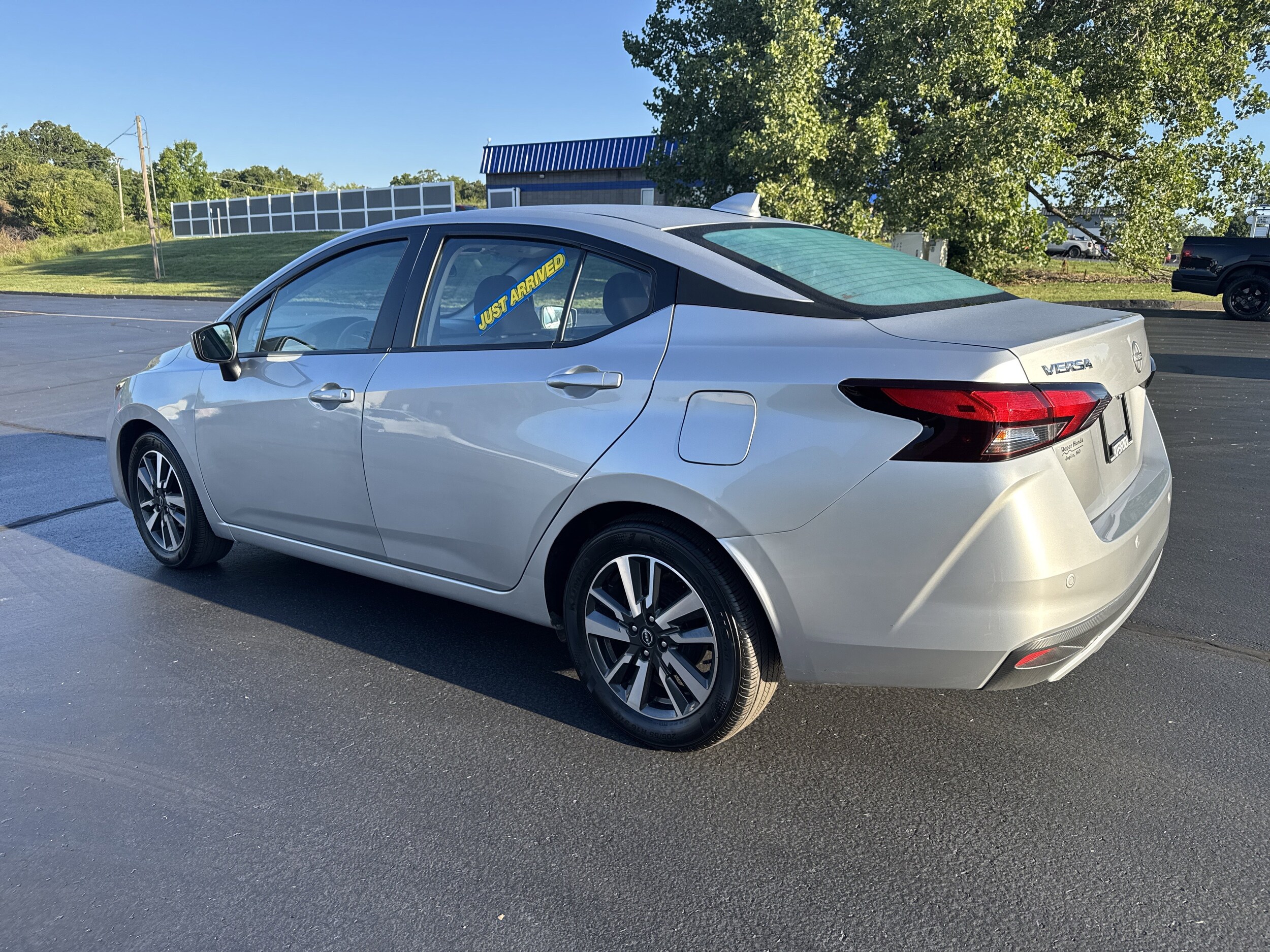 2024 Nissan Versa 1.6 SV photo 3