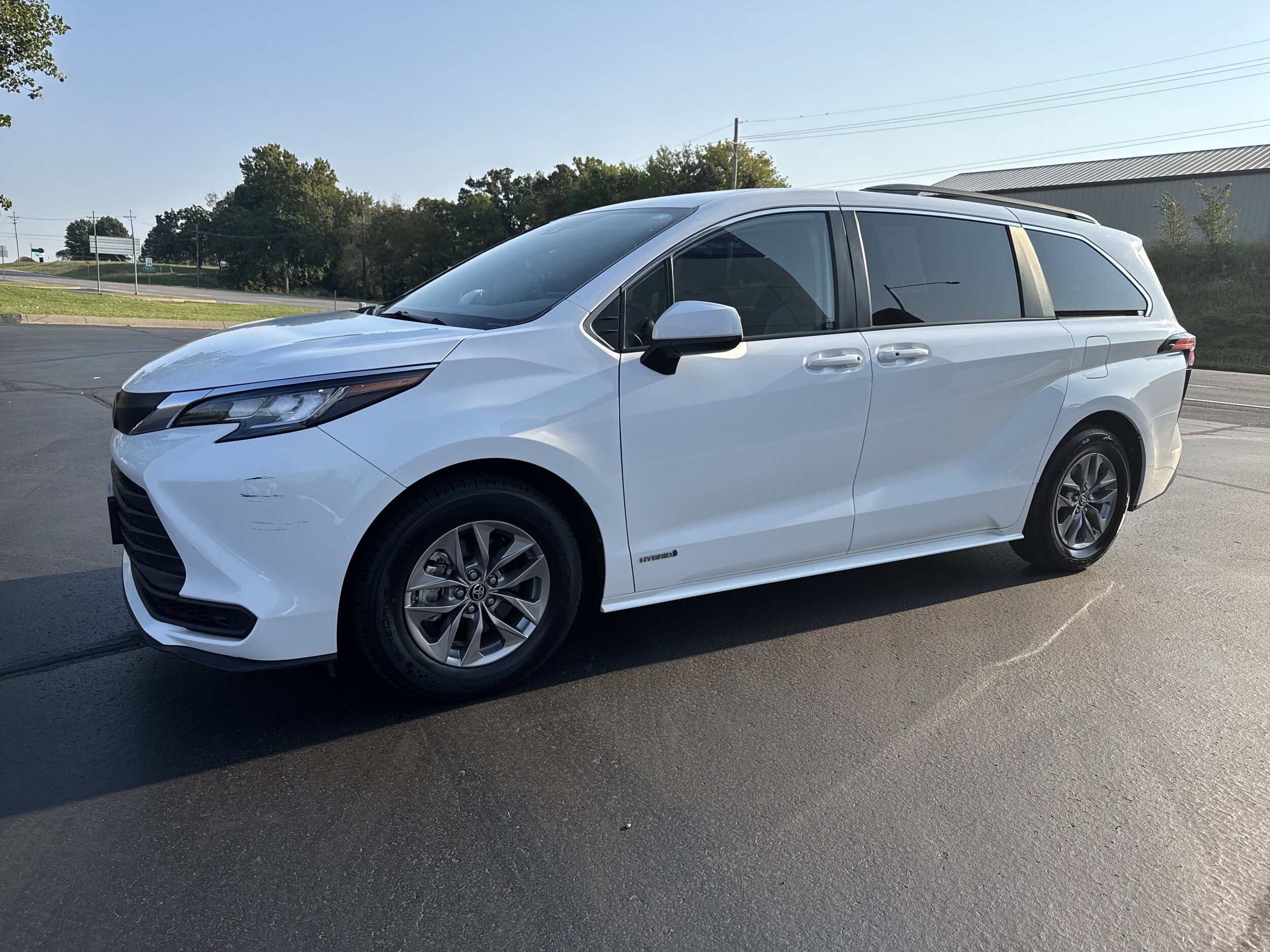 2021 Toyota Sienna LE photo 2