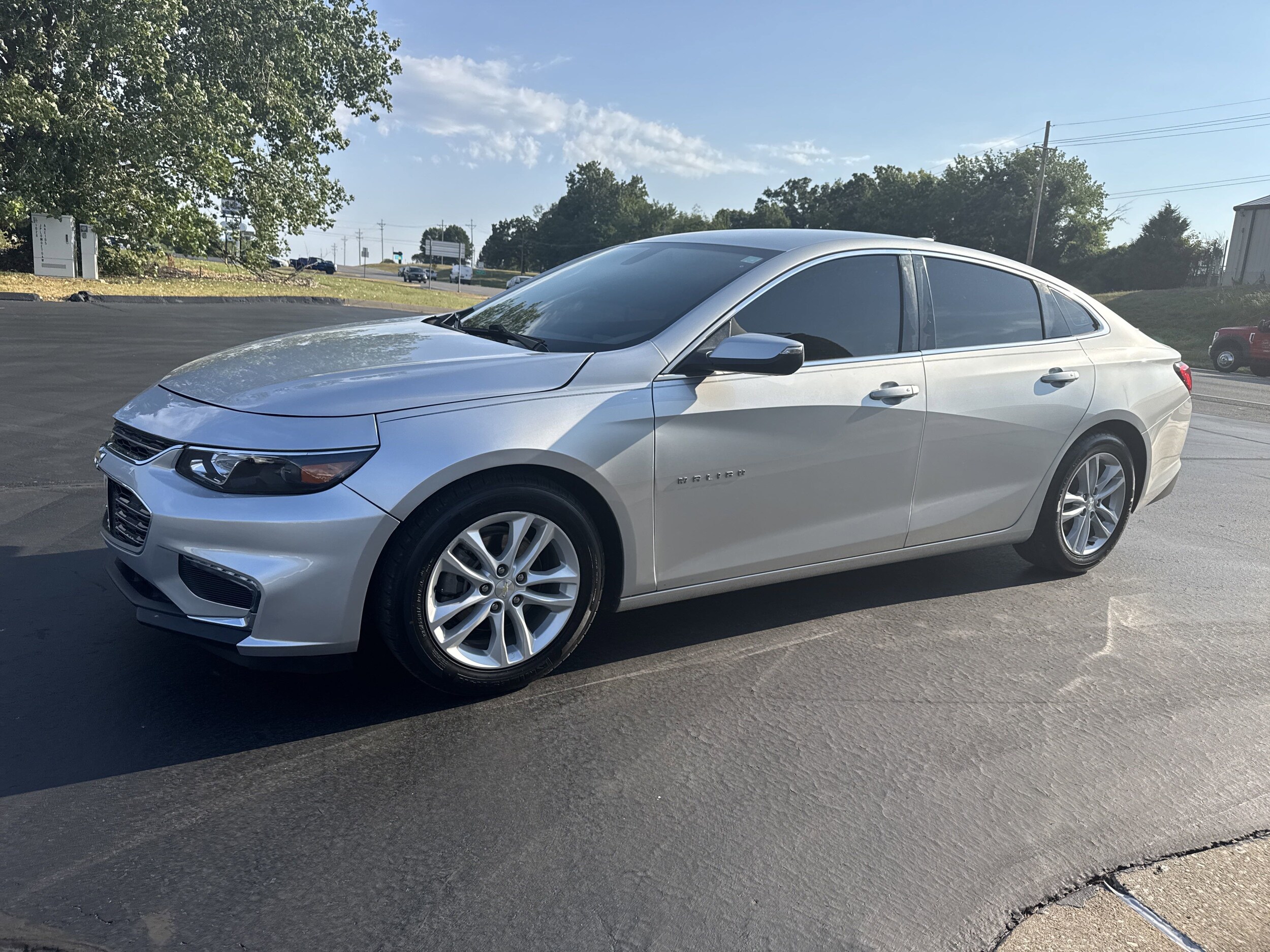 2017 Chevrolet Malibu 1LT photo 2