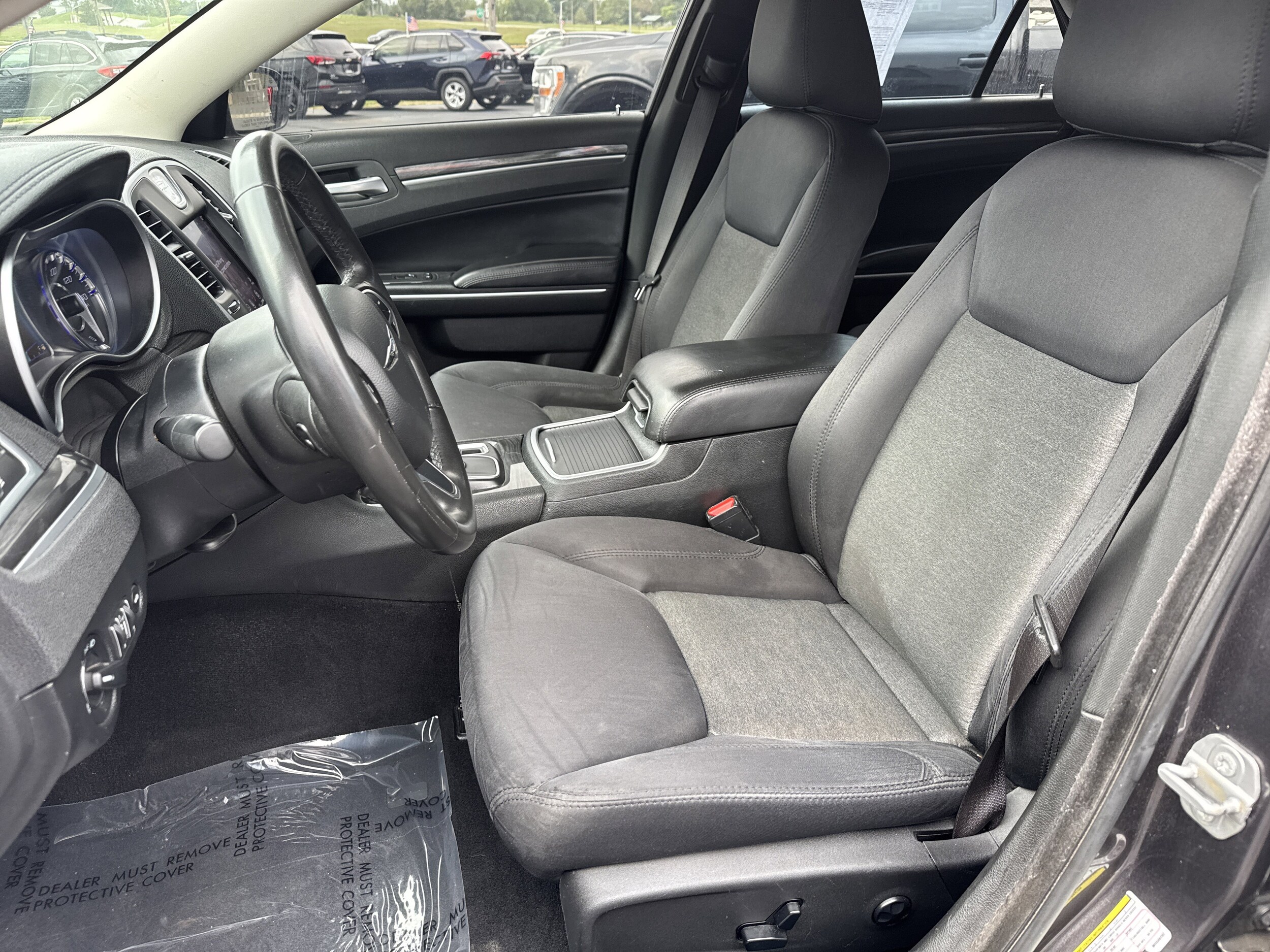 2021 Chrysler 300 Touring photo 4