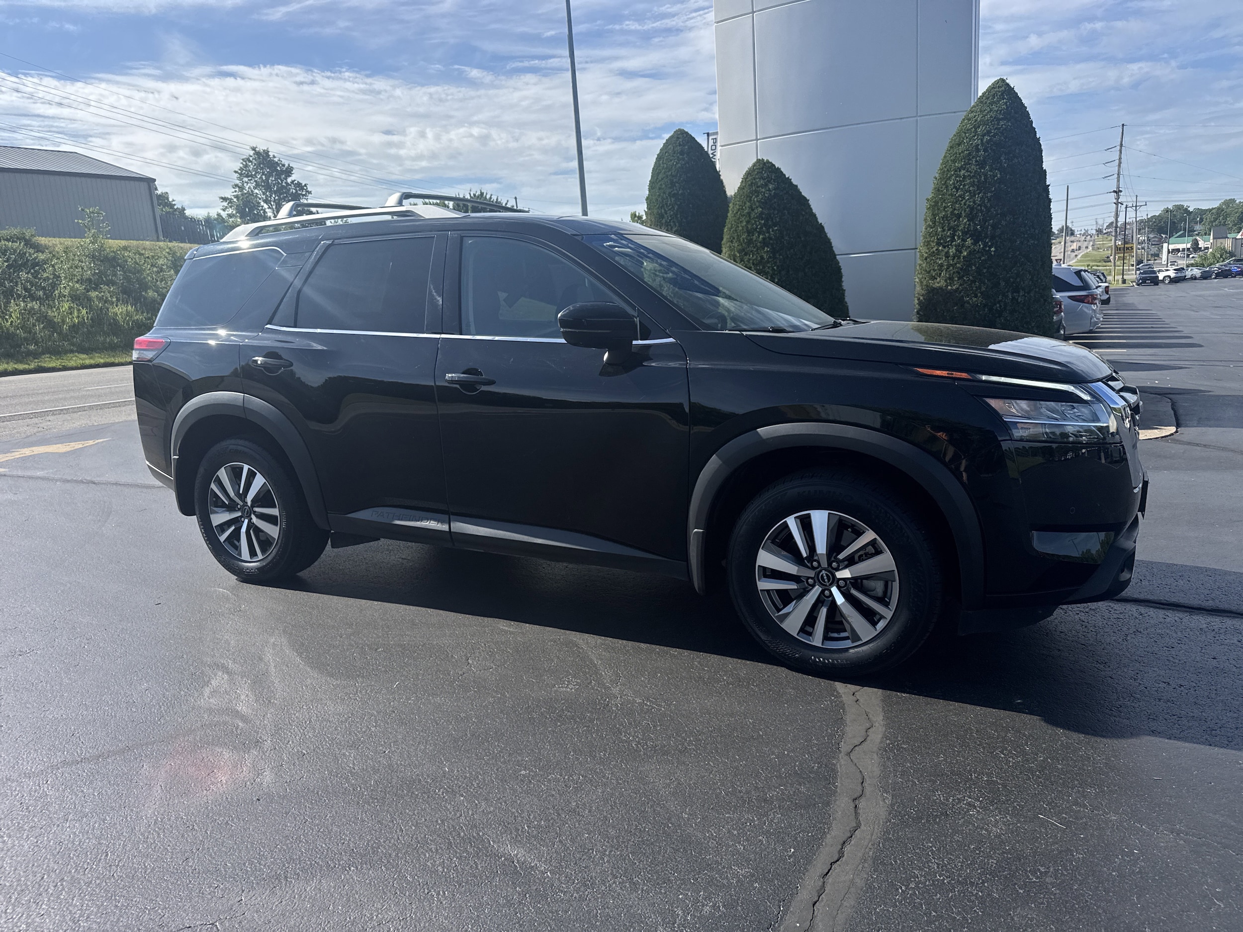 2024 Nissan Pathfinder SL 4WD's photo