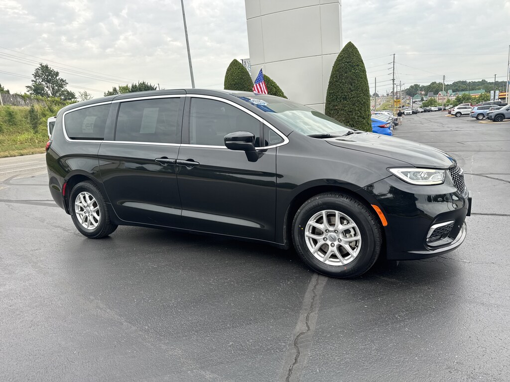 Used 2023 Chrysler Pacifica Touring L Van Passenger Van