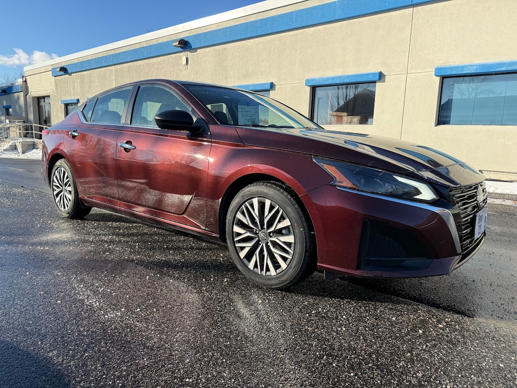 Used 2024 Nissan Altima 2.5 SV Sedan