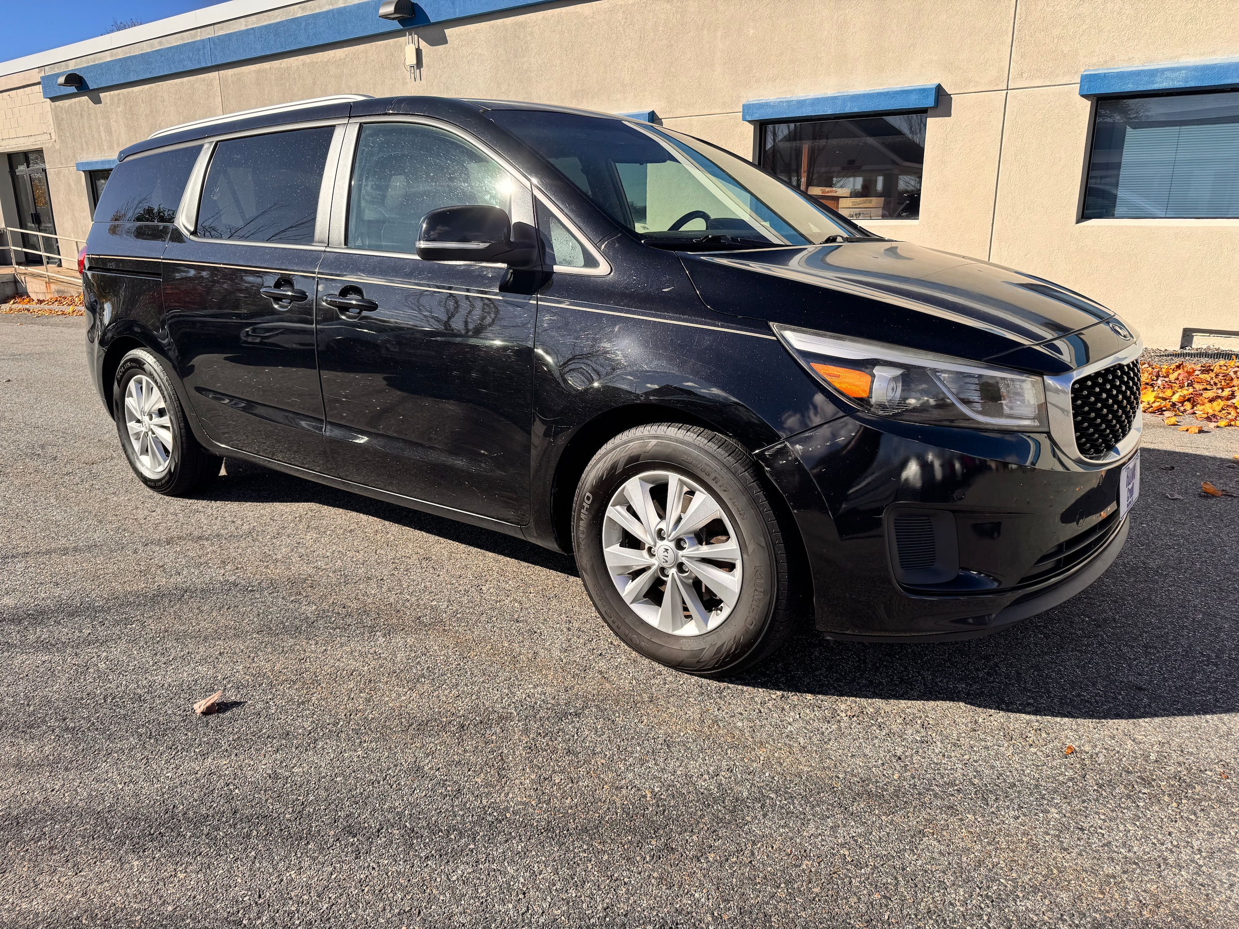 2017 Kia Sedona LX's photo