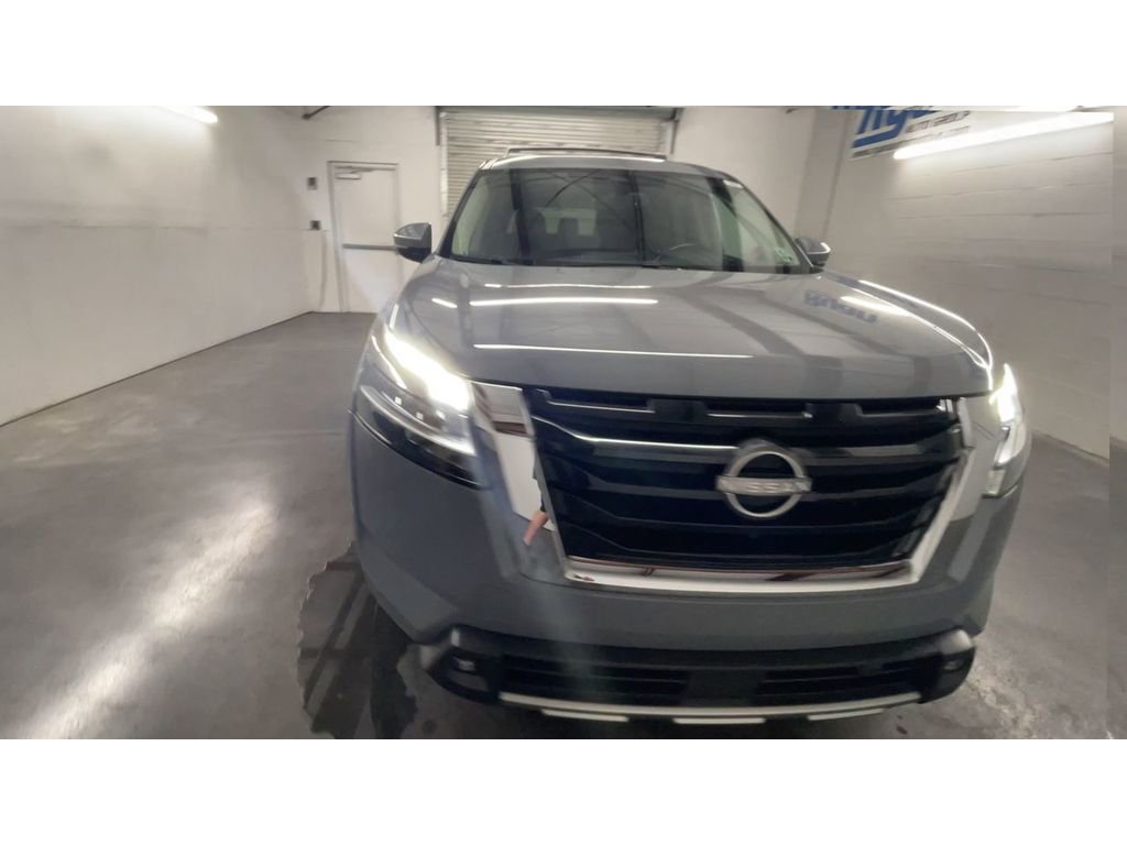 2022 Nissan Pathfinder Platinum photo 2