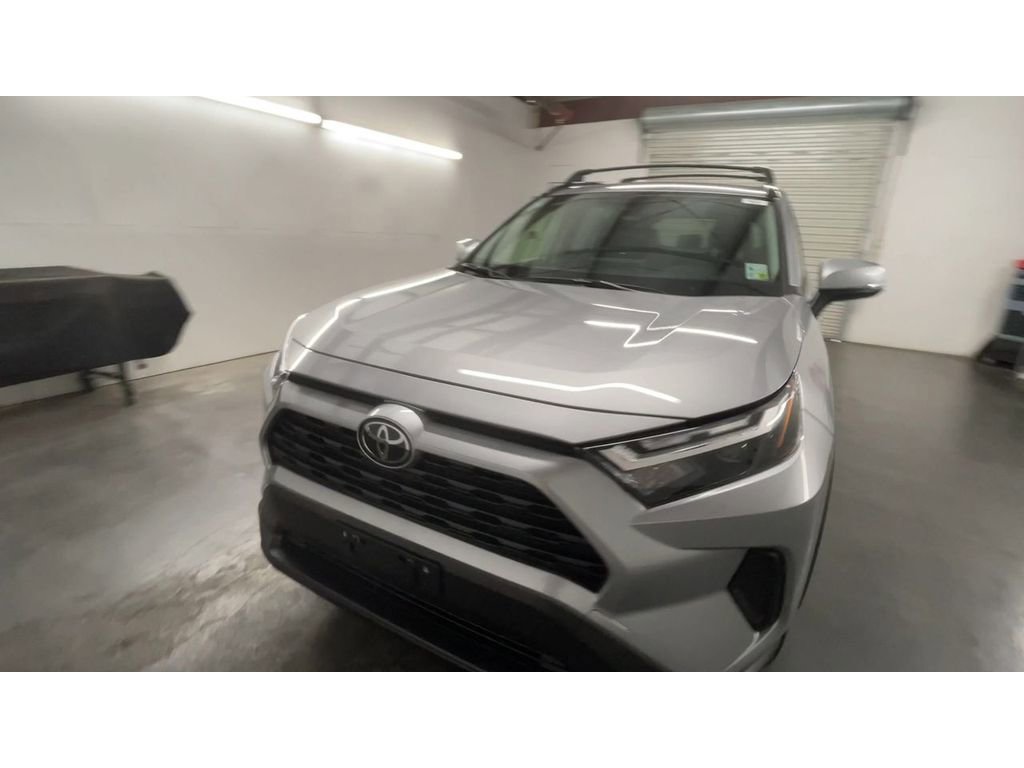 2025 Toyota RAV4 Hybrid XLE photo 3