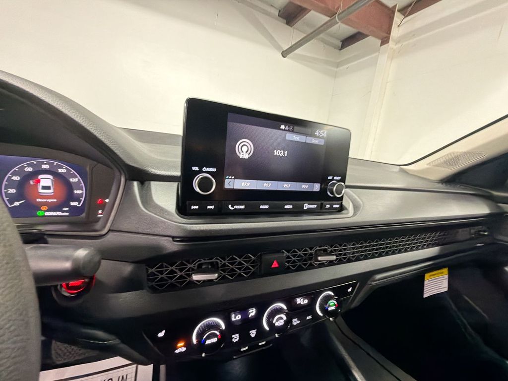 2025 Honda Accord SE - Photo 17