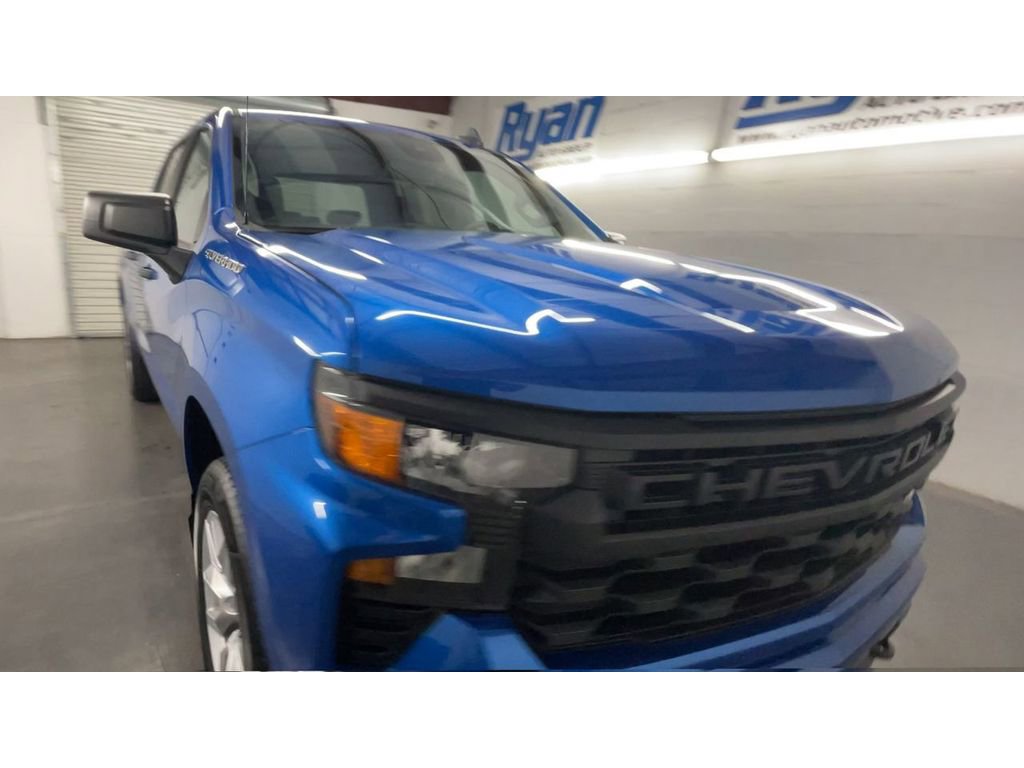 2023 Chevrolet Silverado 1500 Custom photo 2