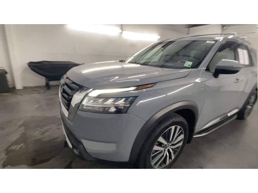 2022 Nissan Pathfinder Platinum photo 3