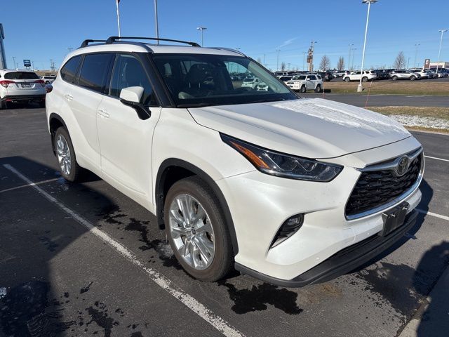 2023 Toyota Highlander Limited's photo