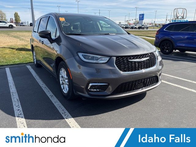 2023 Chrysler Pacifica Touring L's photo