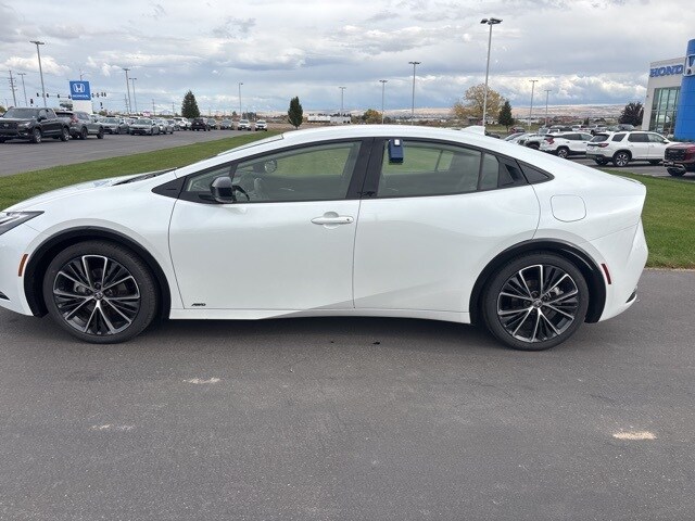 2023 Toyota Prius XLE photo 3