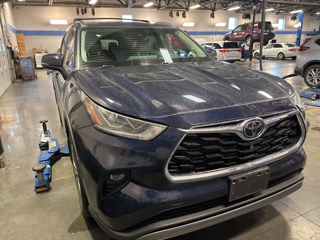2022 Toyota Highlander Platinum's photo