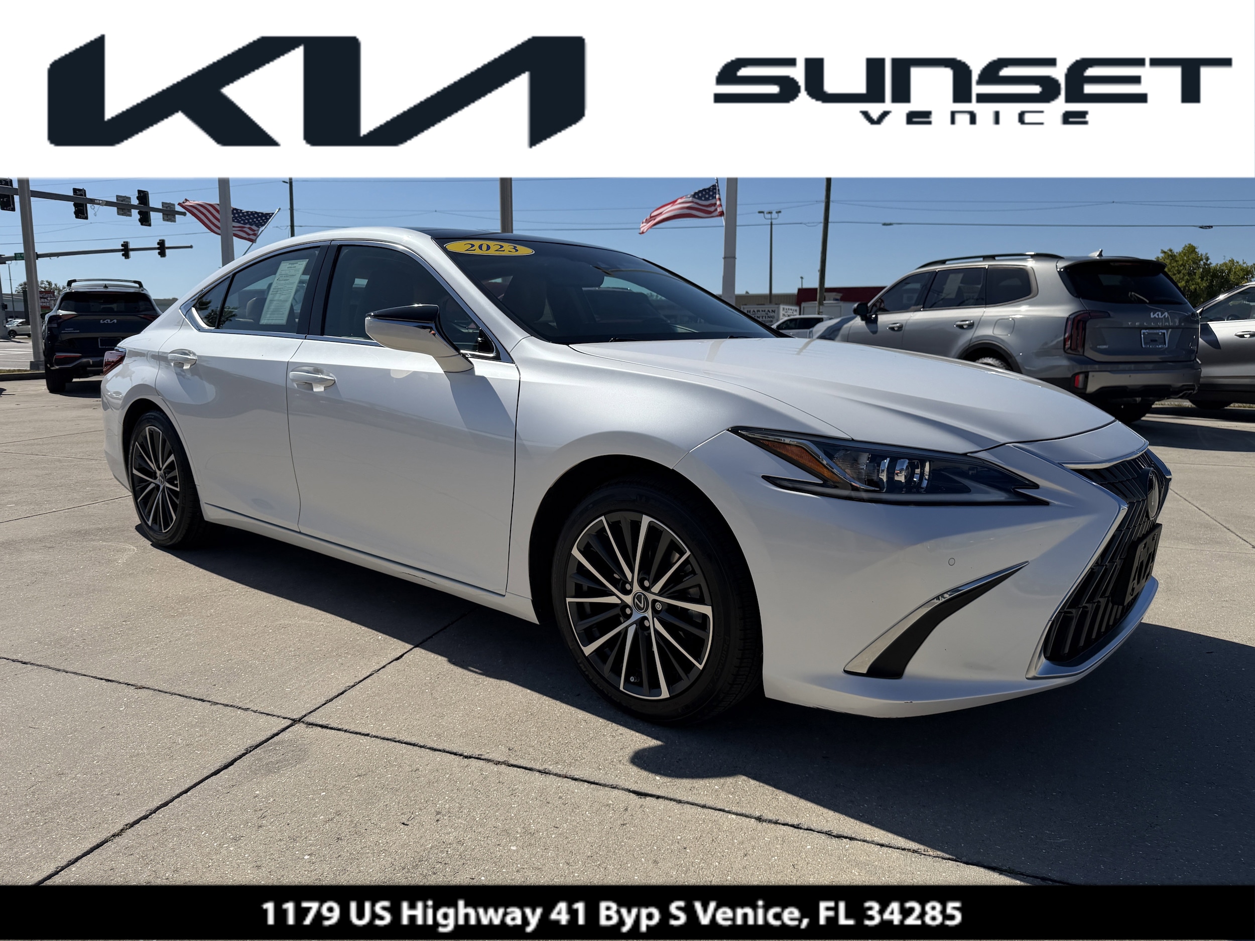 2023 Lexus ES 350's photo