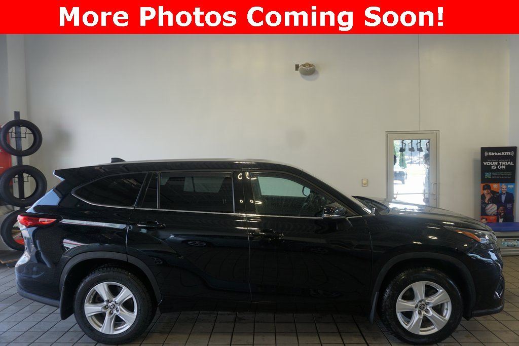 2022 Toyota Highlander LE photo 2
