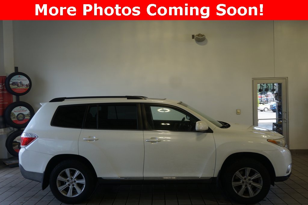 Used 2013 Toyota Highlander Base with VIN 5TDBK3EH5DS184857 for sale in Springfield, MI