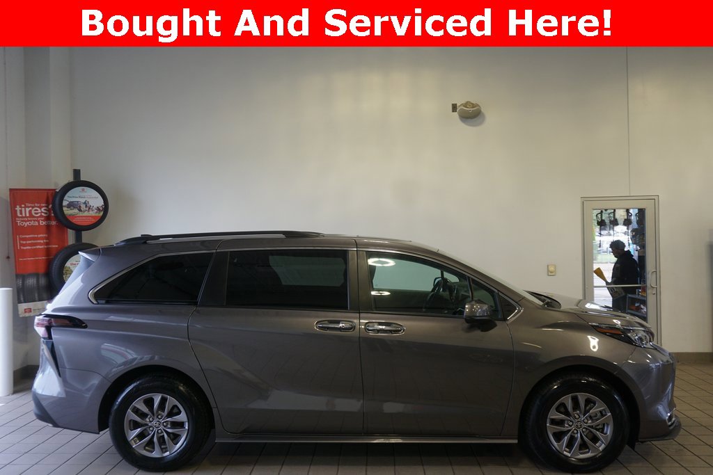 2024 Toyota Sienna XLE photo 2