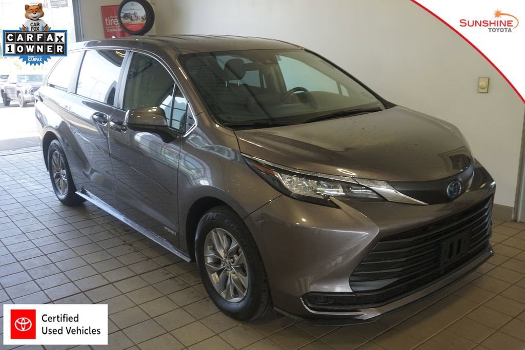 2021 Toyota Sienna LE 8-Passenger Hybrid FWD's photo