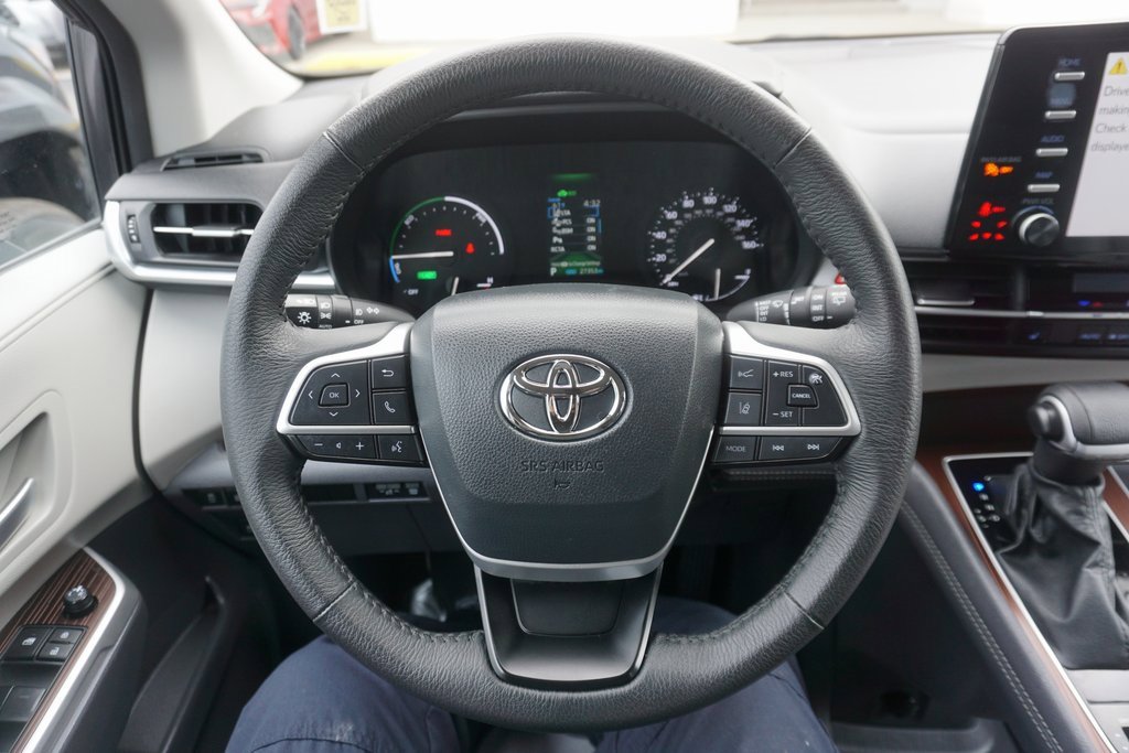 2024 Toyota Sienna XLE photo 3