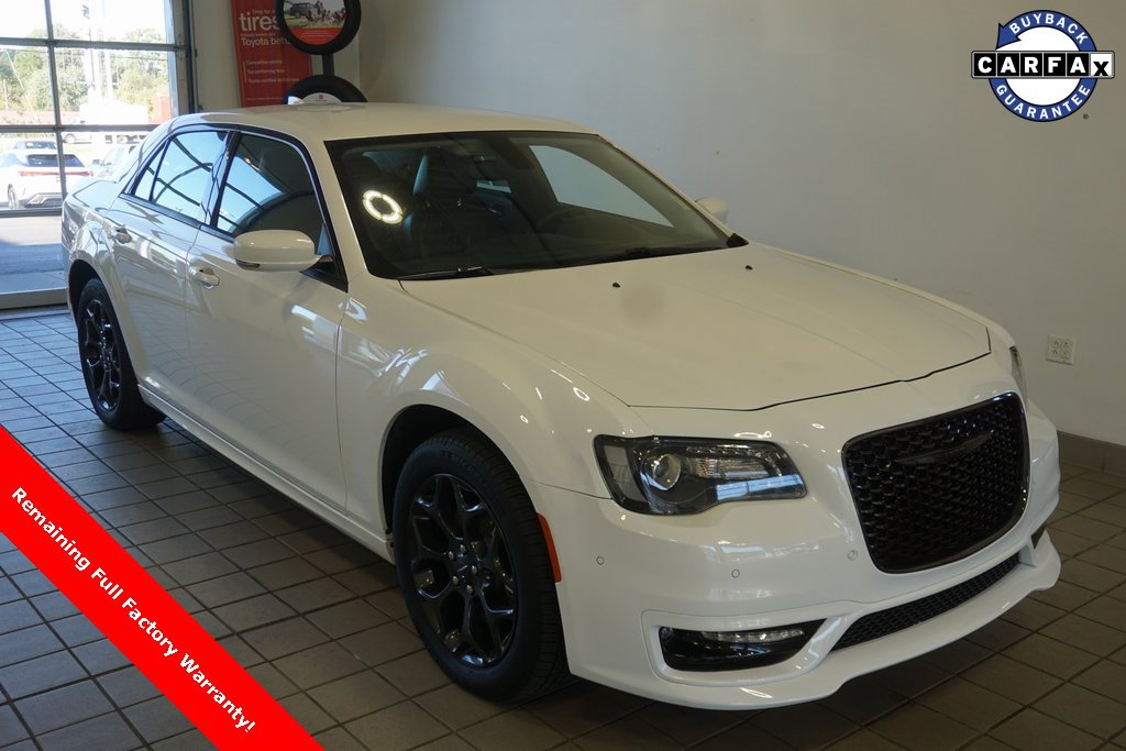 2023 Chrysler 300 Touring L's photo