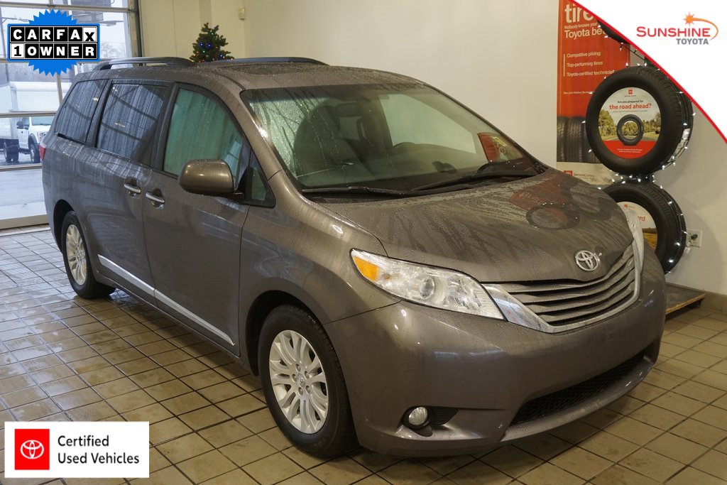 2017 Toyota Sienna XLE's photo