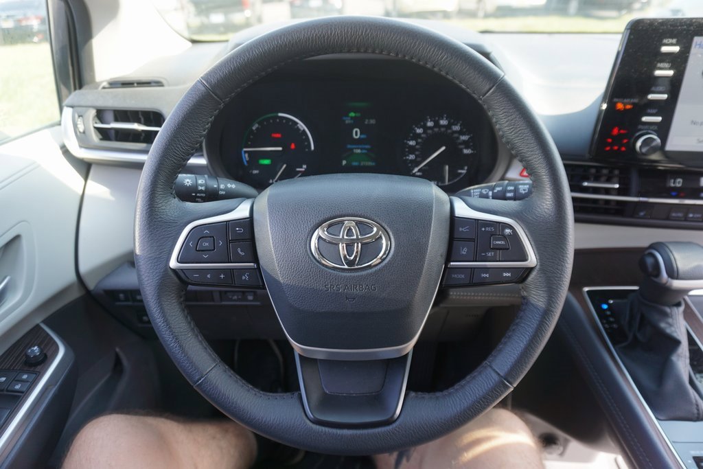2024 Toyota Sienna XLE photo 3