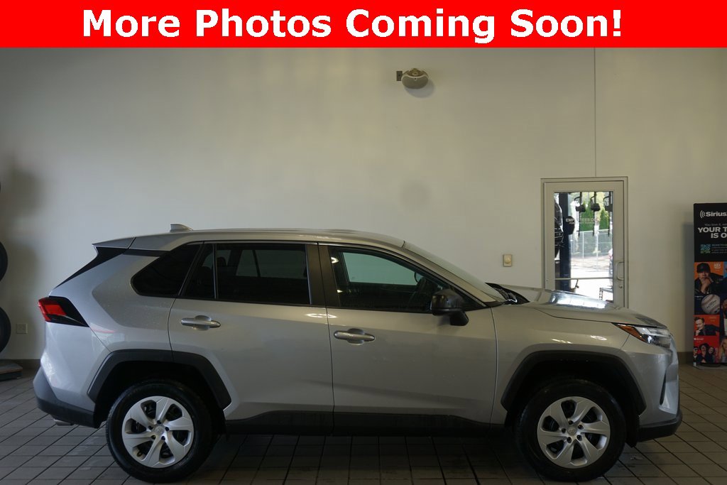 2024 Toyota RAV4 LE photo 2