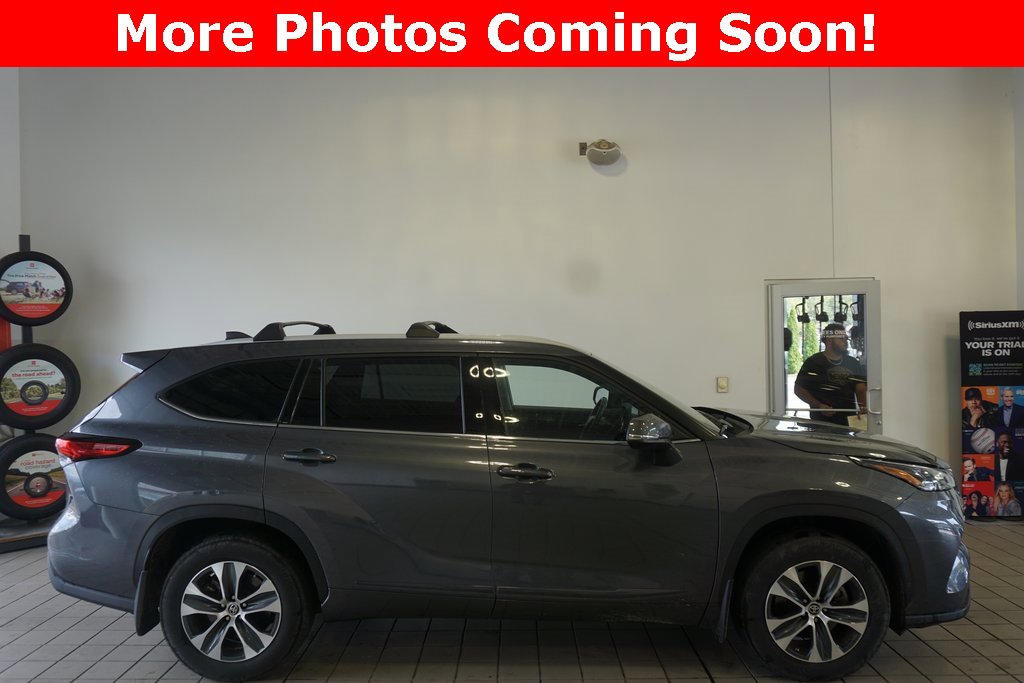 2022 Toyota Highlander XLE photo 2