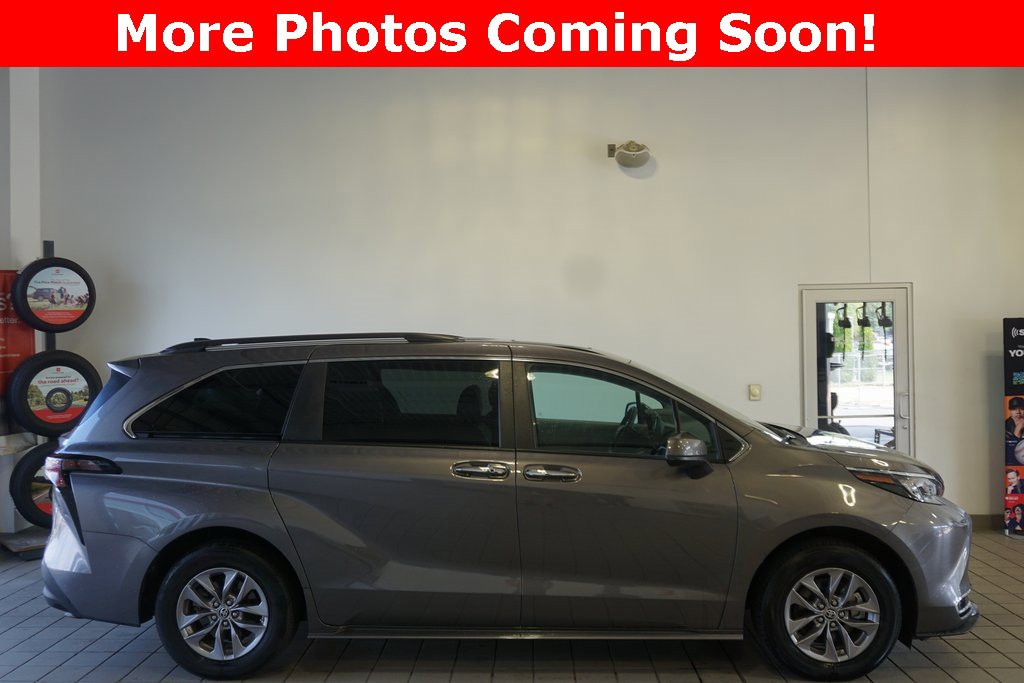 2024 Toyota Sienna XLE photo 2