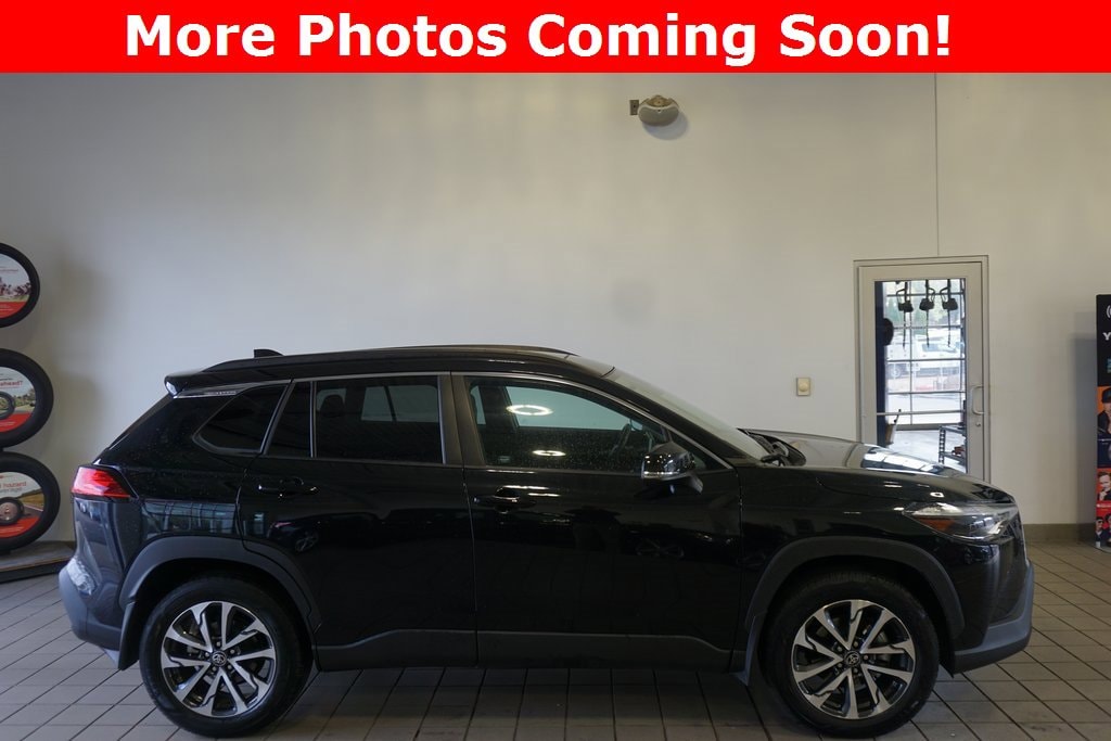 Used 2022 Toyota Corolla Cross XLE with VIN 7MUDAABG6NV009018 for sale in Kansas City