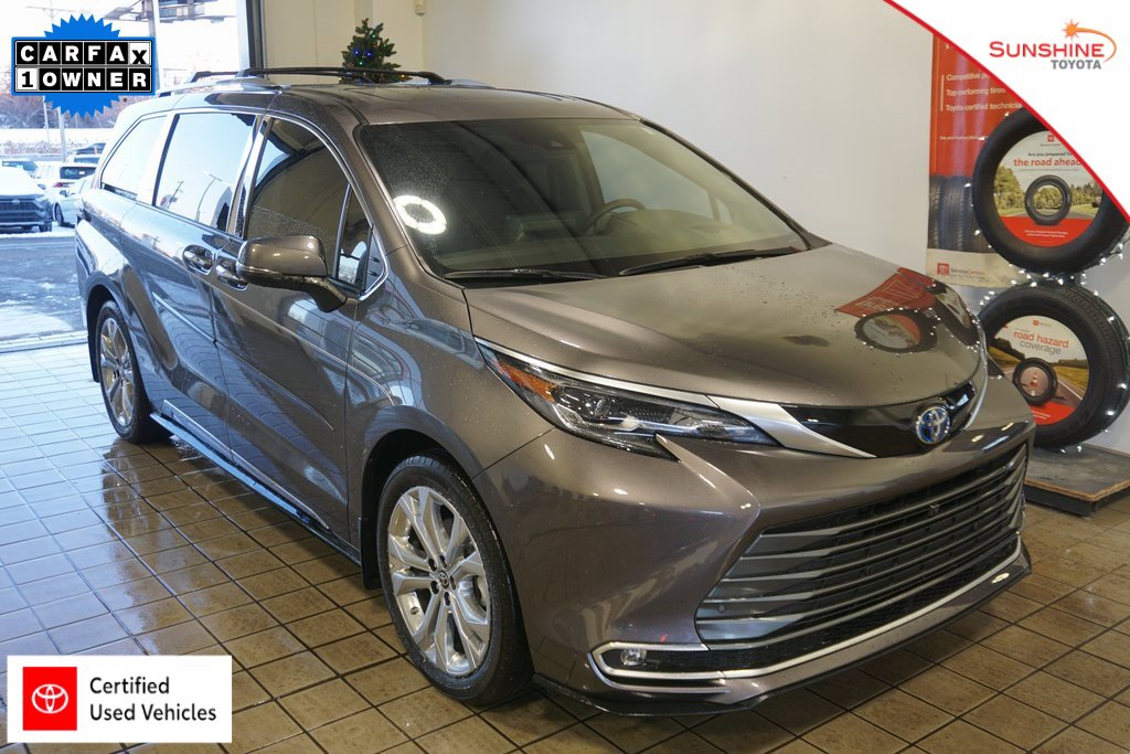 2024 Toyota Sienna Platinum's photo