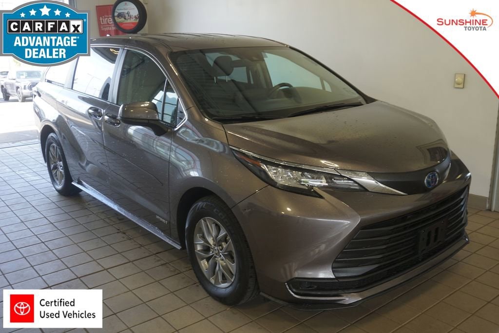2021 Toyota Sienna LE 8-Passenger Hybrid FWD's photo