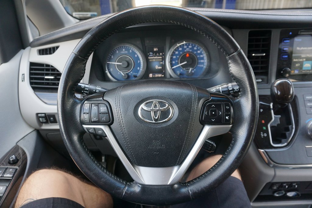 2017 Toyota Sienna XLE photo 3
