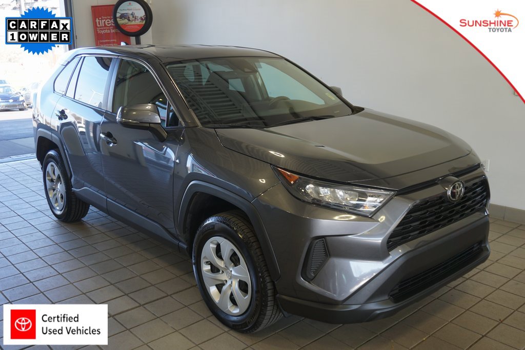 2022 Toyota RAV4 LE's photo