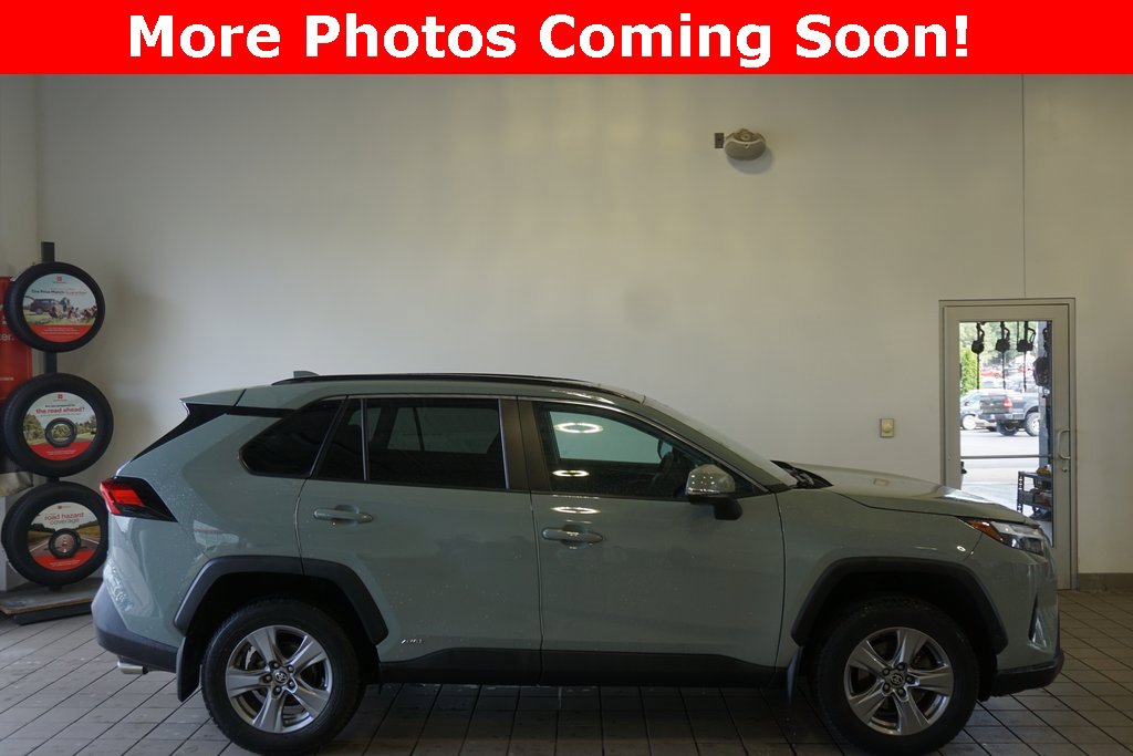 2022 Toyota RAV4 Hybrid XLE photo 2