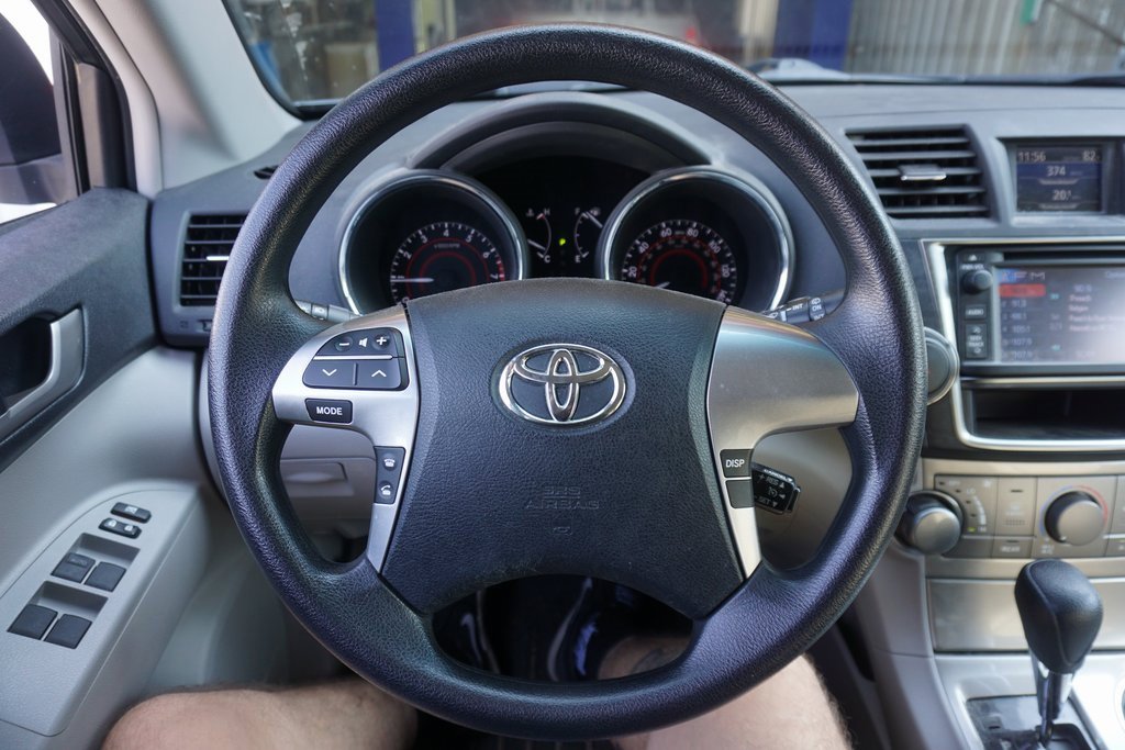 2013 Toyota Highlander Plus photo 3
