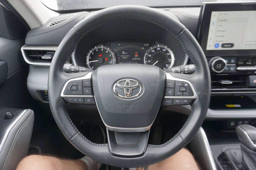 2023 Toyota Highlander XLE photo 2