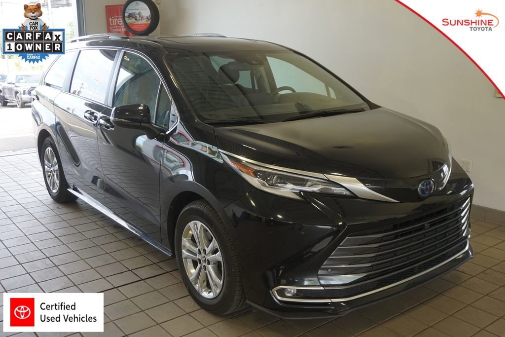 2022 Toyota Sienna Platinum 7-Passenger Hybrid AWD's photo