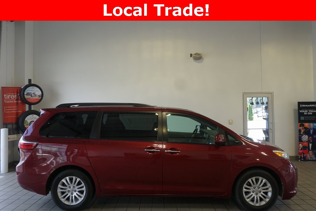 2017 Toyota Sienna XLE photo 2